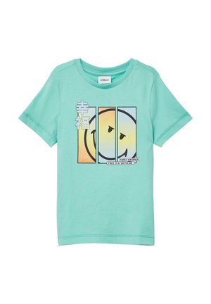 Miętowy t-shirt wykonany z miękkiej bawełny, z grafiką uśmiechniętej twarzy podzielonej na trzy części z tekstem w czerni i bieli.