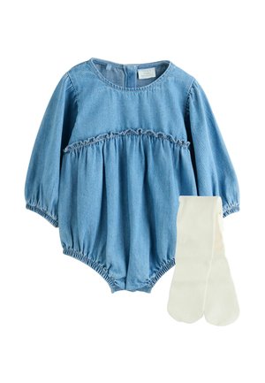 Denim bodysuit dengan lengan panjang, pinggang berkerut, dan leher bulat, dipadukan dengan legging ivory. Tekstur lembut, warna biru muda.