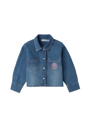 Giubbotto in denim, azzurro chiaro, con design cropped. Presenta colletto classico, due tasche frontali e un dettagli colorato a forma di fungo in strass su una tasca.