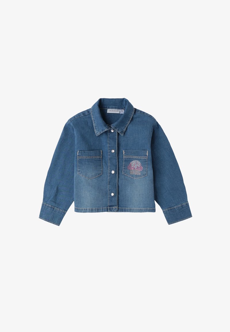 Giubbotto in denim, azzurro chiaro, con design cropped. Presenta colletto classico, due tasche frontali e un dettagli colorato a forma di fungo in strass su una tasca.