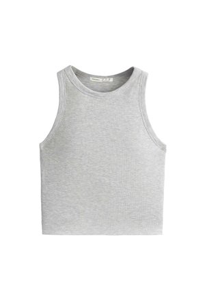 Brezrokavnik, svetlo siv rebrast kratek top z okrolim izrezom, položen ravno na beli podlagi.