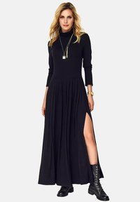 - Sukienka z dżerseju