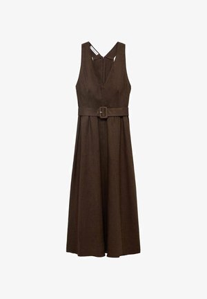 Rochie maro fără mâneci, cu decolteu adânc în V, detalii decupate la spate și o curea largă la talie. Fabricată dintr-un material texturat.