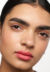 Revlon ROUGE À LÈVRES SUPERLUSTROUS jasnoszary melanż