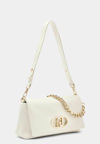 Borsa a mano in pelle bianca morbida con finitura testurizzata, caratterizzata da un accento in catena dorata e un fermaglio con logo dorato. Include una tracolla regolabile.