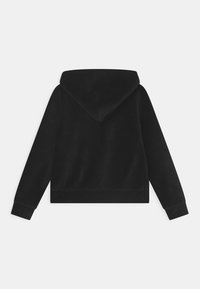Schwarzer Kapuzenpullover aus weichem Material, mit Rippbündchen und -saum. Verfügt über eine Kängurutasche vorne mit glatter Oberfläche.