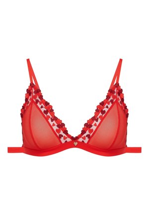 Czerwony biustonosz w stylu bralette z przezroczystymi miseczkami, ozdobiony teksturowanymi sercami wzdłuż krawędzi oraz cienkimi, regulowanymi ramiączkami, z małym zawieszką w kształcie serca.