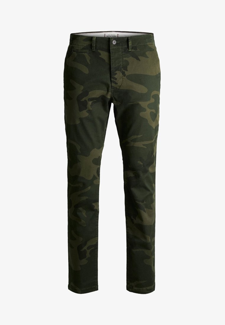 Pantalon slim pour homme avec motif camouflage vert et vert foncé, fermeture par bouton et fermeture éclair, et passants pour ceinture.