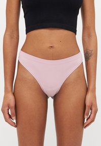 Roze geribbelde bikini slipjes met een soepele tailleband en minimale bedekking. De stof is zacht en rekbaar, en toont een slank ontwerp.
