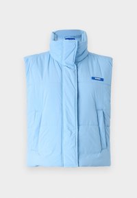 Hellblaues Puffer-Weste mit hohem Kragen, ausgestattet mit zwei Seitentaschen und einem Logoshirt. Glatte Textur mit gesteppten Details.