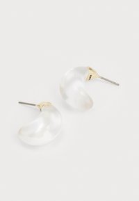 Klare harpiksøreringer med glansfull finish, formet som buede bønner, med gullfarget metallbeslag bak.