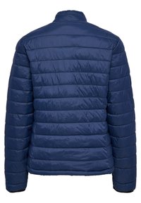 Granatowa kurtka puchowa o pikowanym wzorze, z wysokim kołnierzem i gładką fakturą. Posiada pełne plecy bez widocznych elementów metalowych czy akcentów.