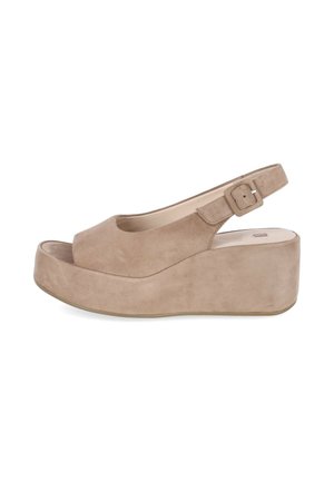 Beige suède sleehak sandaal met open teen en verstelbare enkelband met gesp.