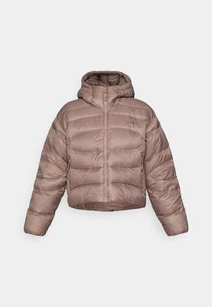 Veste rembourrée à capuche raccourcie en marron clair avec un design matelassé. Dotée d'une fermeture éclair sur le devant et d'une texture de tissu lisse et brillant.