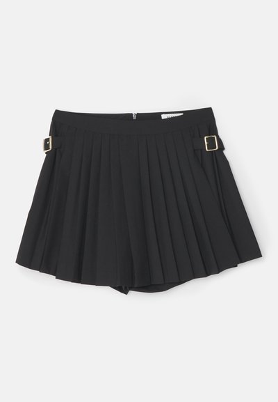 Schwarze plissierte Shorts mit glatter Textur, goldfarbenen Schnallen an den Seiten und einem verdeckten Reißverschluss auf der Rückseite.