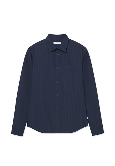 Camisa de manga larga azul marino con rayas verticales, cuello de botones, un bolsillo en el pecho y dobladillo curvado. Fabricada con una tela suave.