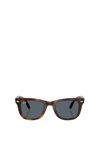 Gafas de sol marrones de carey con lentes oscuros. Forma angular de ojo de gato y detalle de marca metálica en la parte superior izquierda de la lente. Diseño clásico.