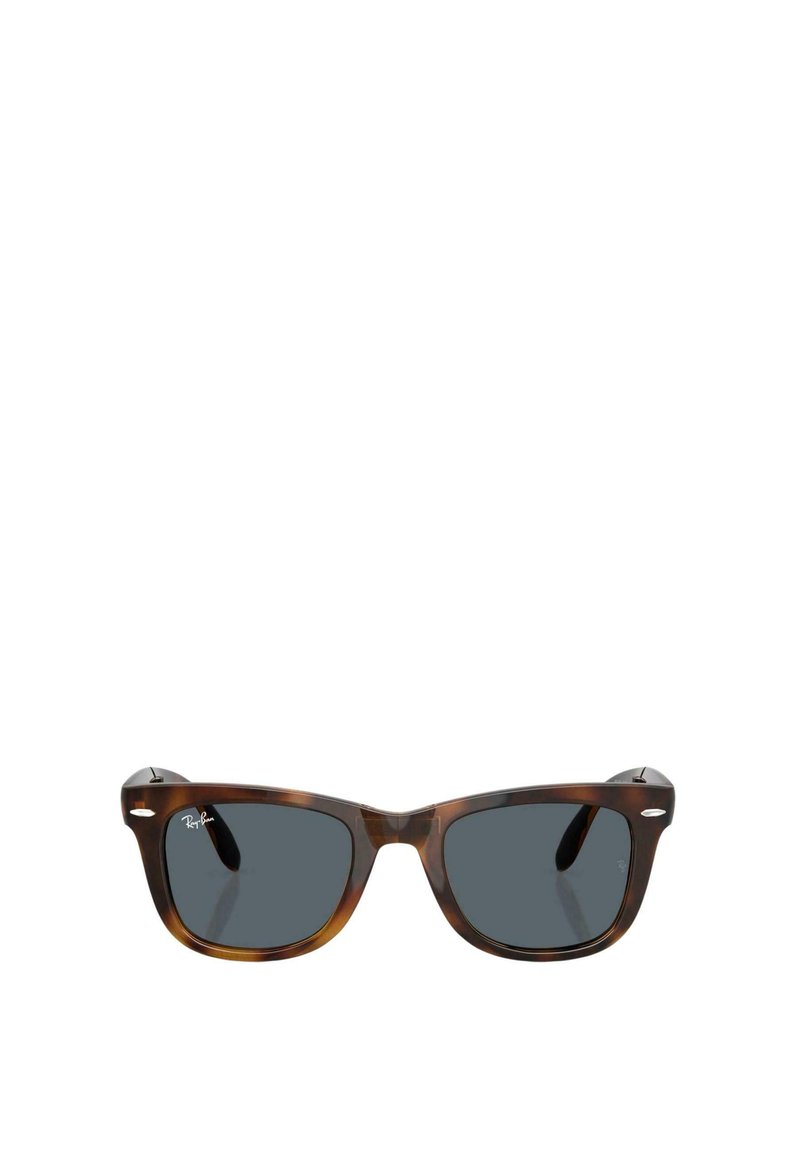 Gafas de sol marrones de carey con lentes oscuros. Forma angular de ojo de gato y detalle de marca metálica en la parte superior izquierda de la lente. Diseño clásico.