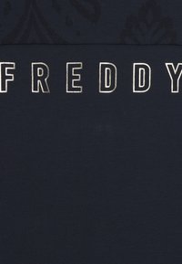 Freddy Felpa con cappuccio - blu navy allover ikat blu