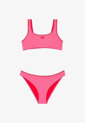 Różowy, teksturowany dwuczęściowy bikini z czerwoną lamówką, z topem o dekolcie w łódkę i dopasowanymi figami o średnim stanie.