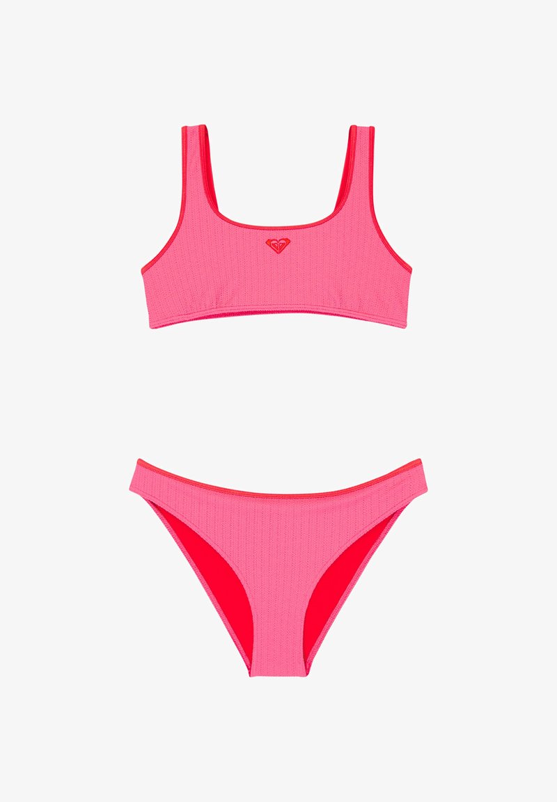 Bikini de dos piezas texturizado en color rosa con ribetes rojos, que incluye un top con escote redondo y braguitas de bikini a la cintura media a juego.