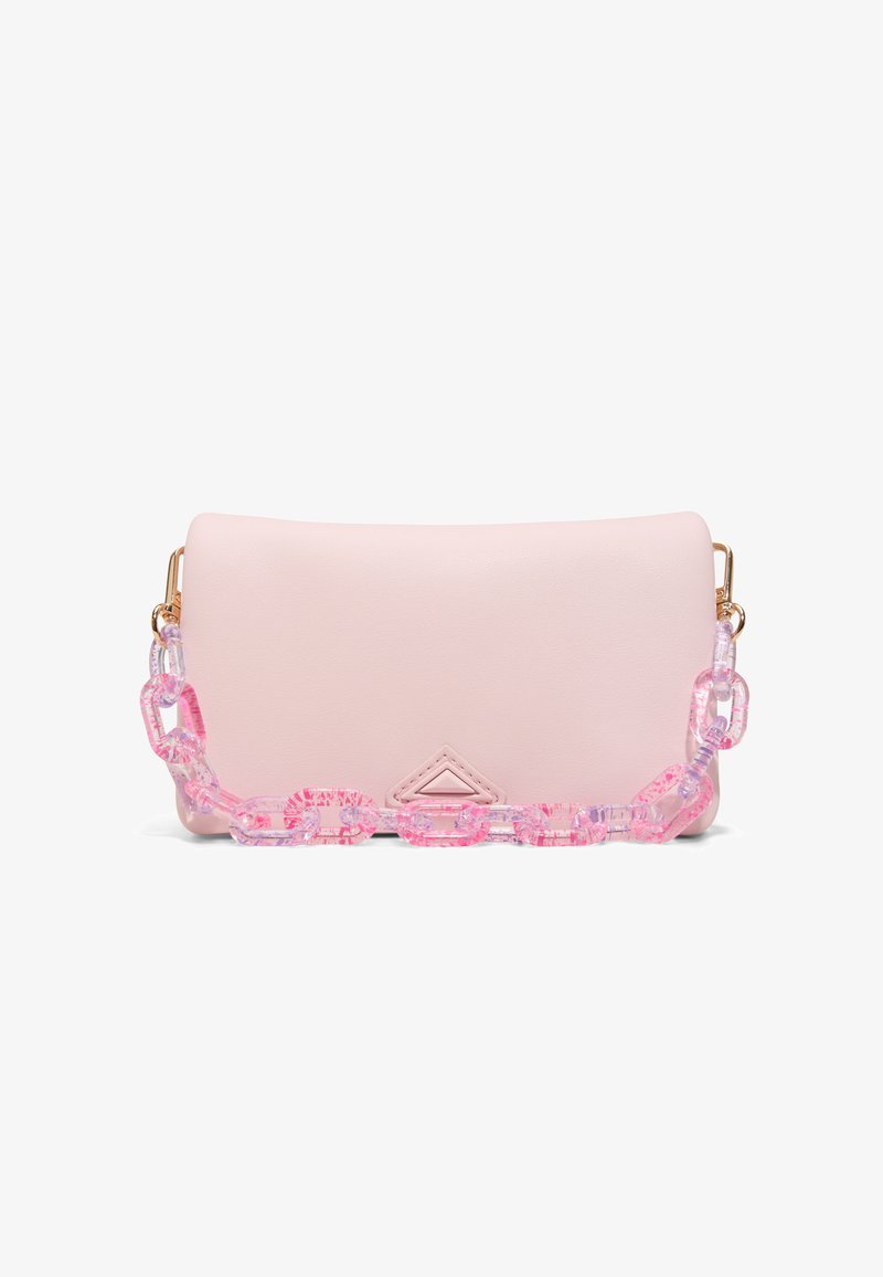 Sac à main rectangulaire rose clair avec une bandoulière chaîne glossy translucide rose et violette et un détail logo triangulaire cousu.