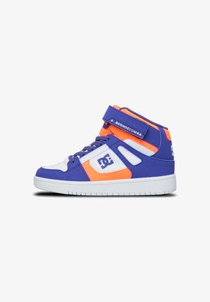 Zapatilla de caña alta en morado, naranja y blanco, con cordones, una correa de Velcro y el logo de DC en el lado y la correa.