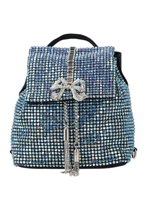 Rygsæk dækket af iriserende blå rhinsten, klap med lodret rhinstenstribe, krystin sløjfe og hængende sølvkæde kvaster.