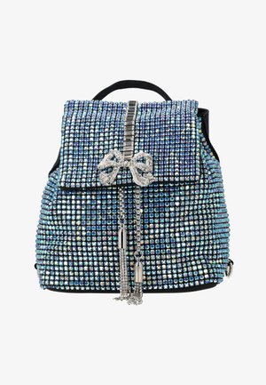 Plecak pokryty opalizującymi niebieskimi kryształkami, klapa z pionowym paskiem kryształków, kryształowa kokarda i zwisające srebrne chwosty łańcuszkowe.