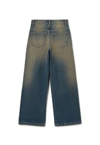 Jeans en denim à jambe large avec un dégradé de bleu clair à foncé. Présente deux poches arrière, des coutures visibles et un ourlet effiloché.