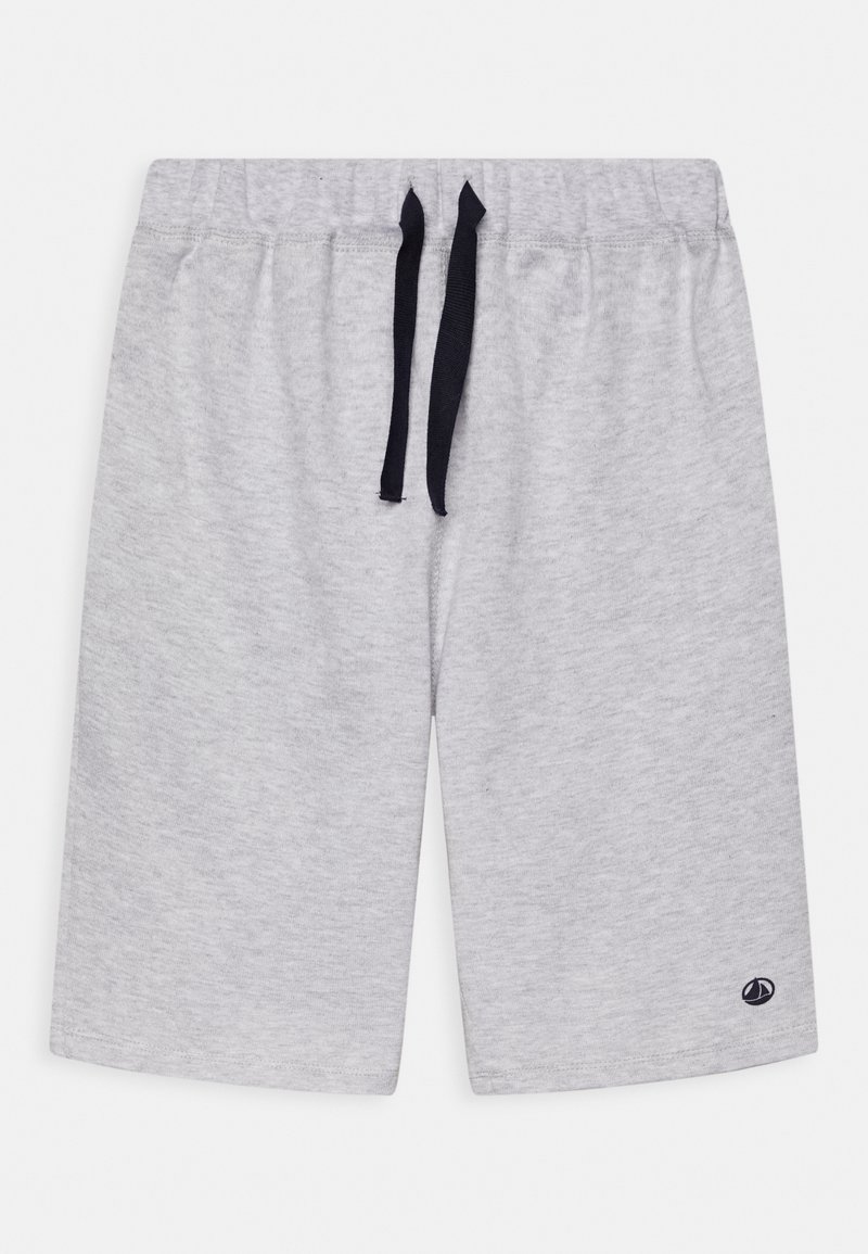 Shorts en coton gris clair avec une taille élastique, un cordon de serrage marine et un petit logo en bas à gauche. Texture lisse.