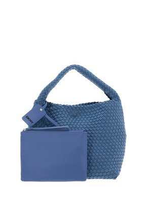 Sac à main tissé bleu avec poignée tressée et pochette zippée lisse assortie, tous deux marqués d’une petite étiquette DKNY.