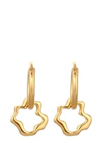 Goldene Creolen mit unregelmäßigen sternförmigen Anhängern, glatte und glänzende Oberfläche, minimalistisches Design auf weißem Hintergrund.