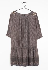 Grå mönstrad klänning med trekvartslånga ärmar, med en plisserad bodice och blommiga detaljer på axlarna, textil med struktur och en volangkant.