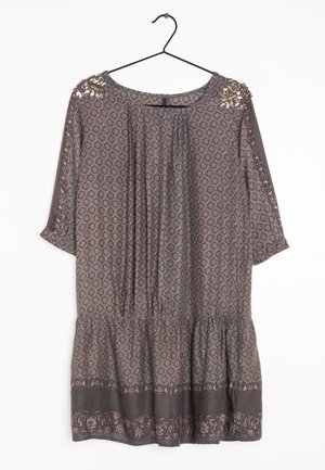 Robe grise à motifs avec des manches trois quarts, mettant en avant un corsage plissé et des accents floraux sur les épaules, tissu texturé et ourlet à volants.