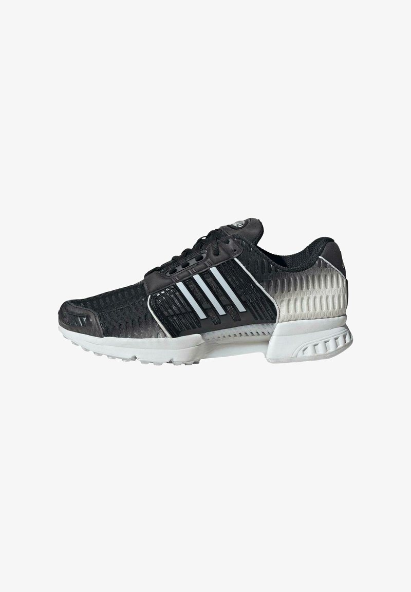 Czarny i szary sportowy but z białą podeszwą, siateczkową cholewką, bocznymi paskami oraz zawiązywany na sznurówki, pokazany z zewnętrznej strony na białym tle.