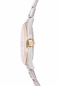 Srebrna in zlatotona kovinska zapestnica s prekrasno okroglo ohišje, poliranim členkom in teksturirano zlatno krono na strani.