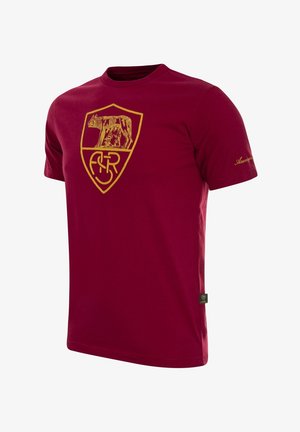 Bordeaux katoenen t-shirt met een gouden schildlogo met een berenafbeelding en tekst. Korte mouwen, ronde hals, met een klein label aan de zijkant.