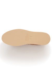 Vaaleanruskea kengänpohja, jossa on sileä beige pinta. Varustettu brändin nimi "Oscar Jacobson" kohokuvioituna. Yksinkertainen, pyöristetty muoto ilman yksityiskohtaisia kuvioita.