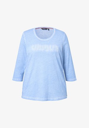 Jasnoniebieska bawełniana koszulka z rękawami do trzech czwartej i okrągłym dekoltem. Zawiera teksturowane litery "UNIQUE" na przedniej części.
