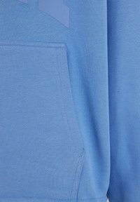 Felpa blu con una consistenza morbida, dotata di tasca a marsupio e di un logo in blu scuro. Include dettagli di cucitura lungo i bordi.