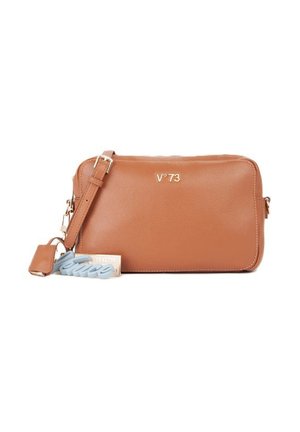 Bruine leren rechthoekige crossbodytas met verstelbare riem, gouden "V°73"-logo en aangehechte blauwe en beige sleutelhangers.