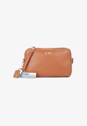 Sac bandoulière rectangulaire en cuir marron avec sangle ajustable, logo doré "V°73" et porte-clés bleu et beige attachés.