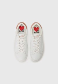 Valged nahast tennisetossud roosa sametist kanna aktsentidega, lipsukujundusega, mustrilised sisetallad, millel on "LOVE MOSCHINO" ja punane süda.