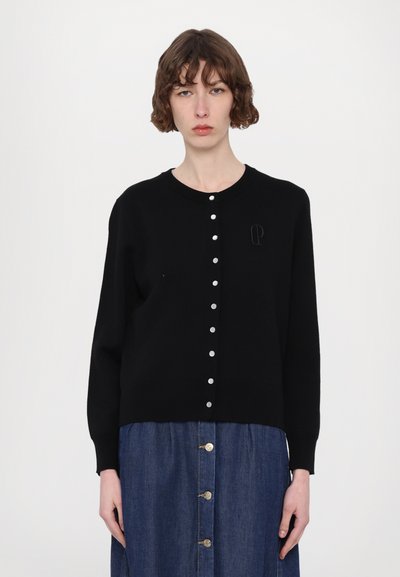Cardigan noir avec encolure ronde, fermeture à boutons sur le devant avec des boutons métalliques, et un logo brodé discret sur le côté gauche.