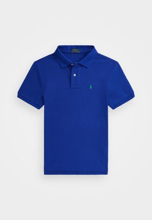 Polo bleu manches courtes avec col, patte à deux boutons et petit logo vert brodé sur la poitrine gauche.