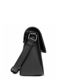 Borsa a tracolla in pelle nera con una forma strutturata, dotata di una singola tracolla, hardware argentato e una superficie liscia con dettagli di design minimi.