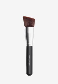 Pennello per trucco con manico nero, ghiera argento e testa con setole fibrose marroni dense e angolate, etichettato "Precision Face."