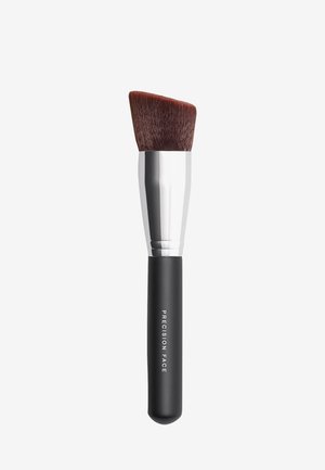 Svart handtag makeupborste med en silverferrule och ett tätt, vinklat borsthuvud i bruna fibrer, märkta "Precision Face."