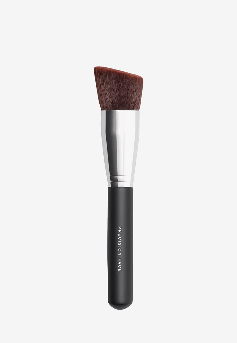 Pennello per trucco con manico nero, ghiera argento e testa con setole fibrose marroni dense e angolate, etichettato "Precision Face."